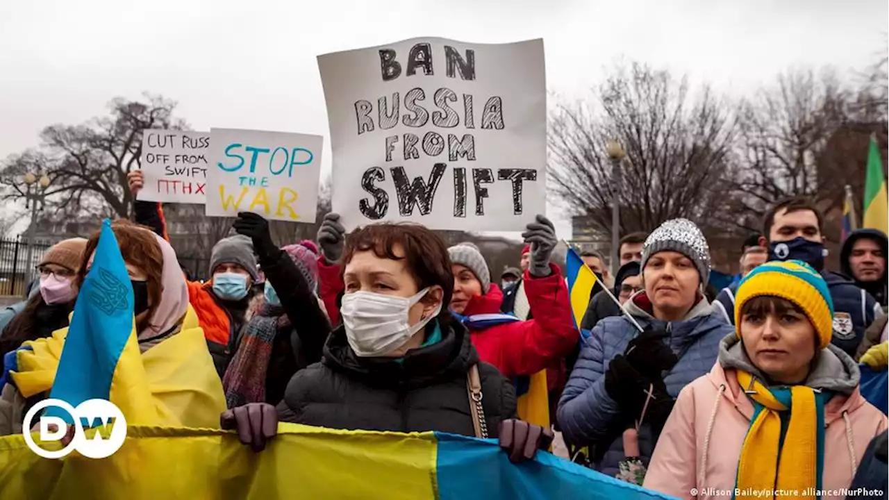 С Путиным, но без SWIFT: что следует знать о санкциях за войну РФ против Украины | DW | 26.02.2022