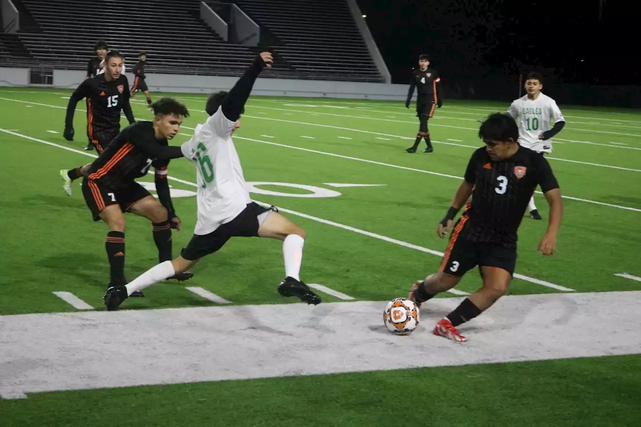 Longhorns complete sweep of Eagles in boys division, winning 3-1