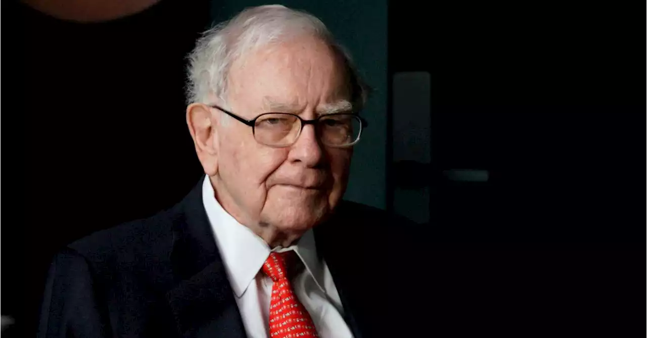 Buffett laments lack of good investments even as Berkshire profit sets record