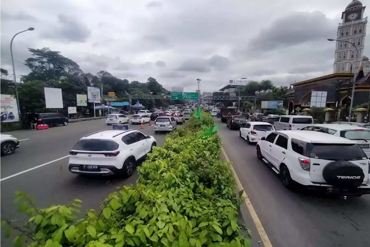 Jalur Puncak Padat, Polres Bogor Berlakukan Sistem One Way