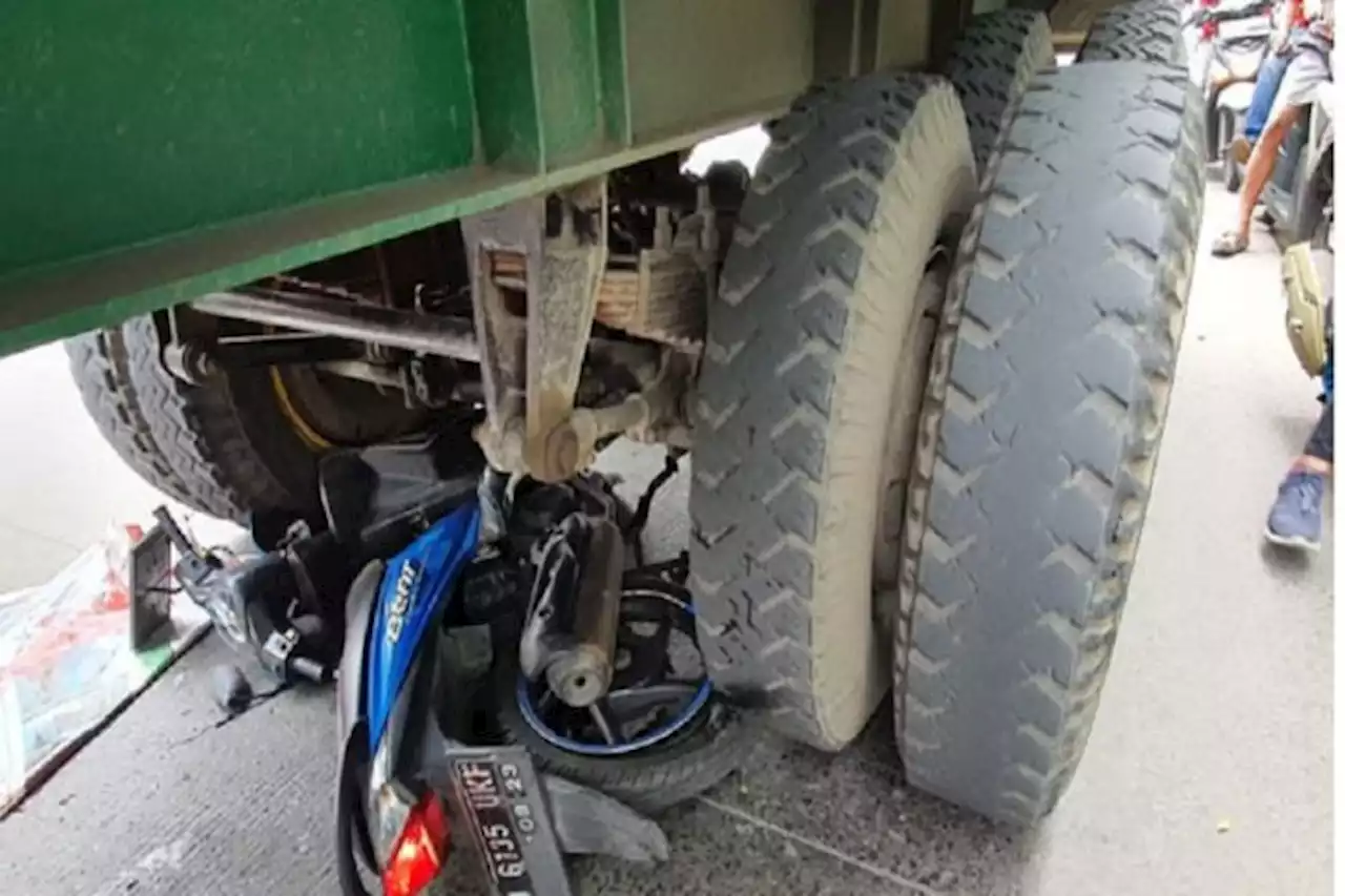 Stang Motor Tersangkut di Tali Muatan Truk, Pemotor Jatuh lalu Tewas Terlindas