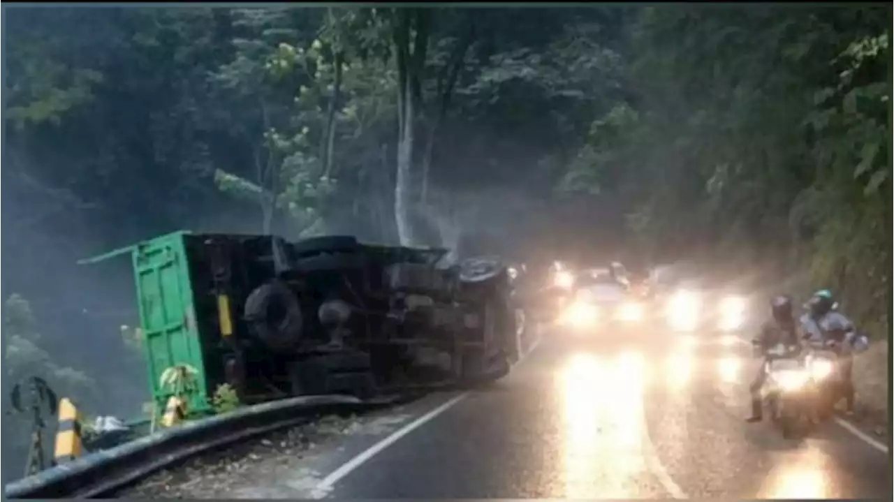 Truk Fuso Muatan Kertas Terguling Nyaris Masuk Jurang di Batu Jawa Timur