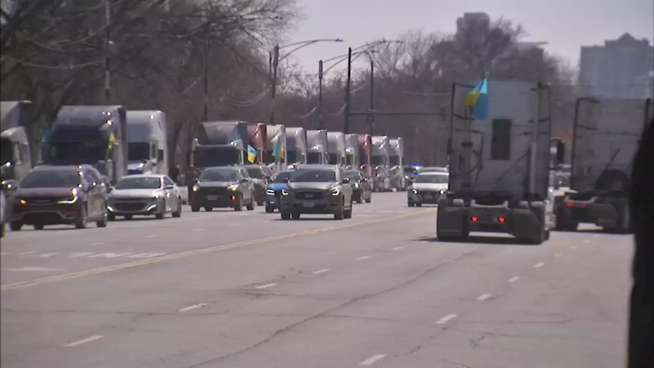 Chicago demonstrators show support for Ukraine with caravan from East Dundee to Buckingham Fountain