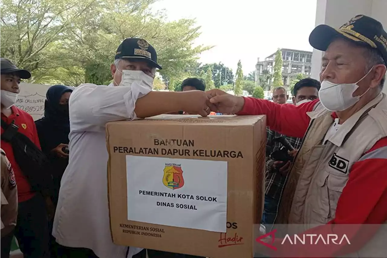 Pemkot Solok serahkan bantuan untuk korban gempa di Pasaman Barat