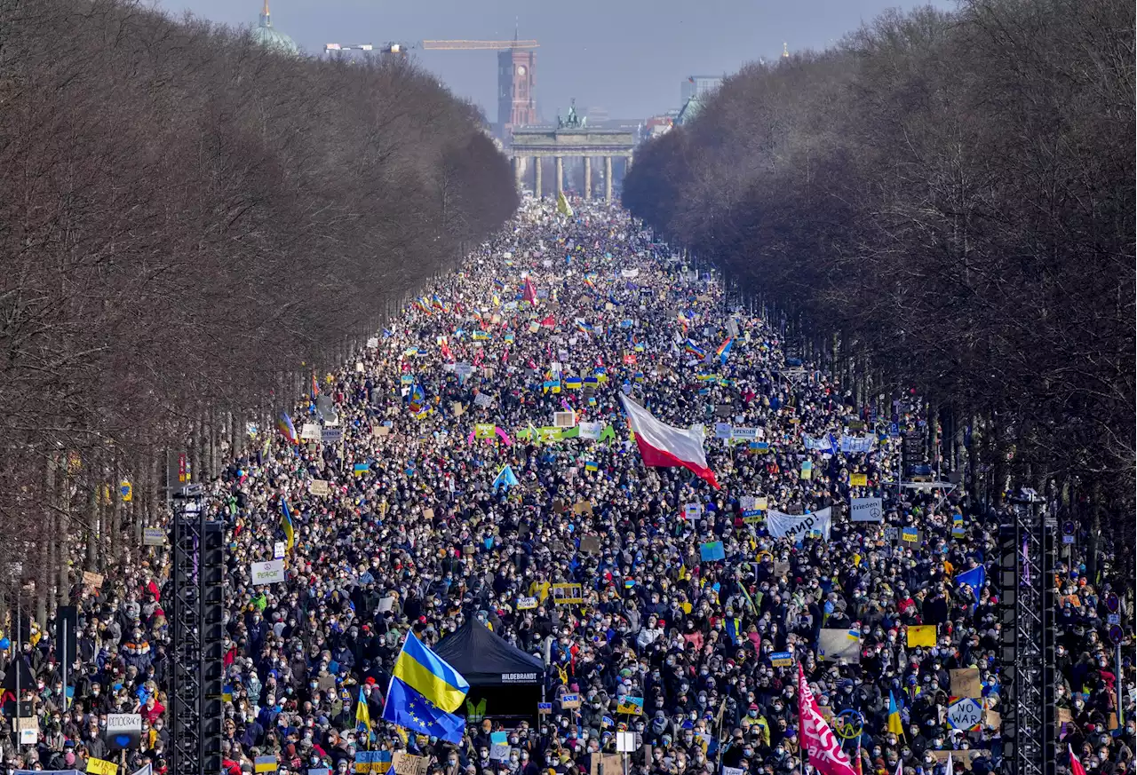 Live updates: 100,000 in Berlin protest Ukraine invasion