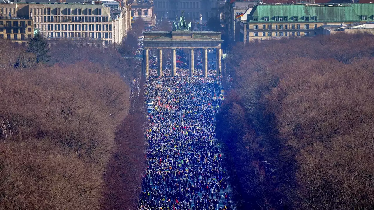 Zehntausende demonstrieren in Berlin gegen Putins Krieg