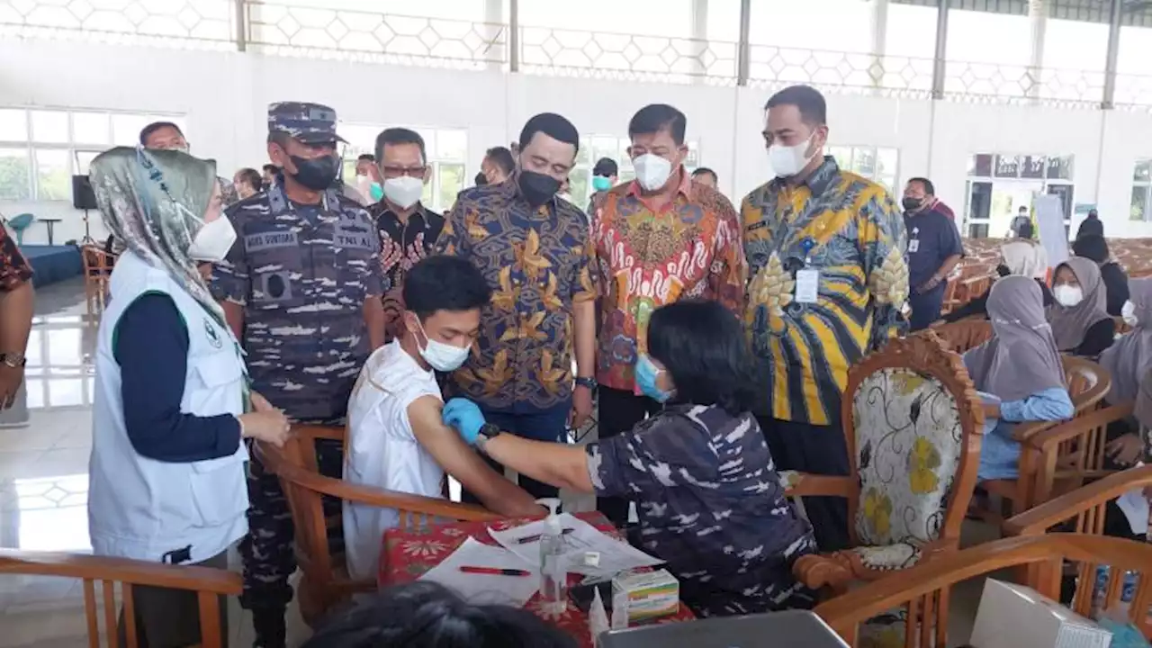 IPDN dan TNI AL Salurkan Vaksin Booster untuk Warga Kendal |Republika Online