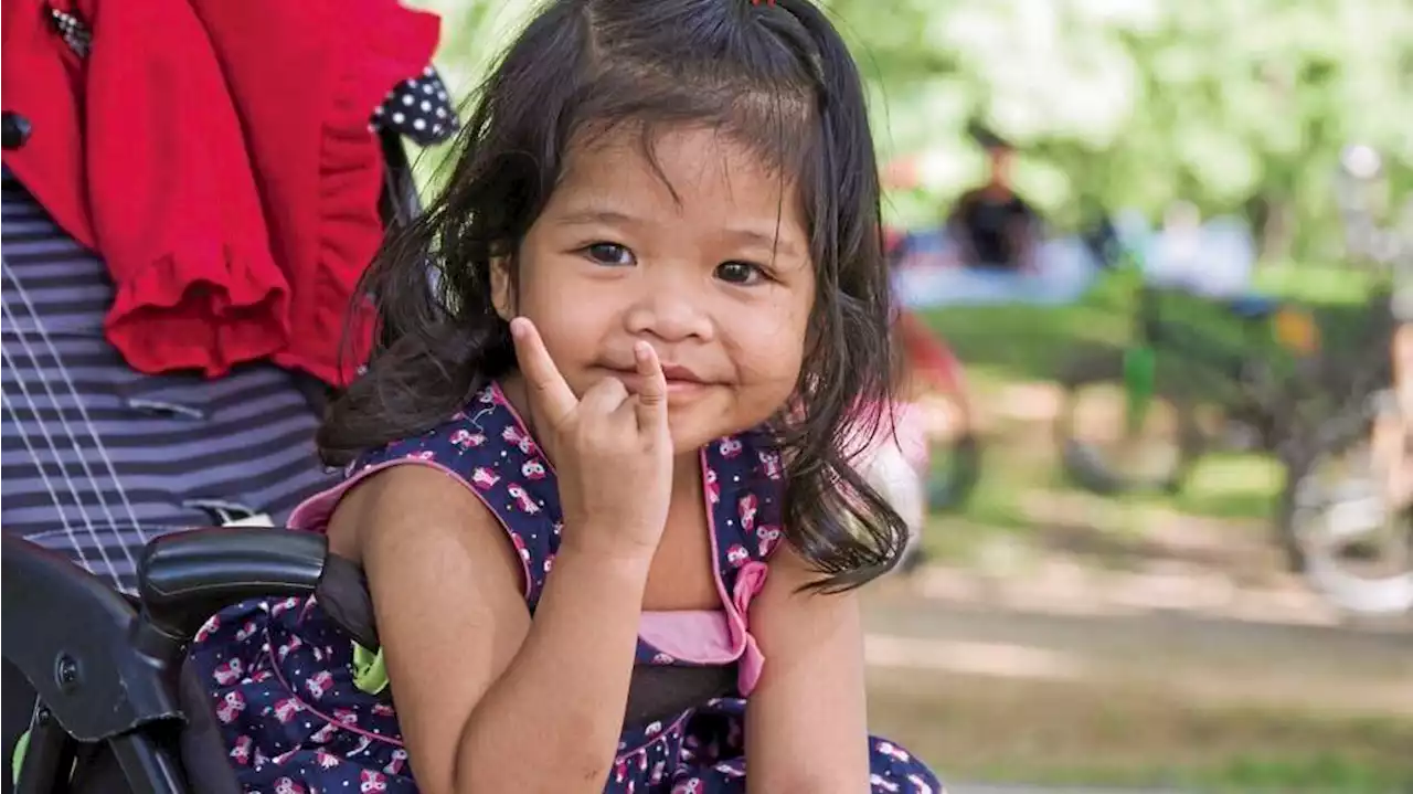 How to teach infants and toddlers to use simple sign language