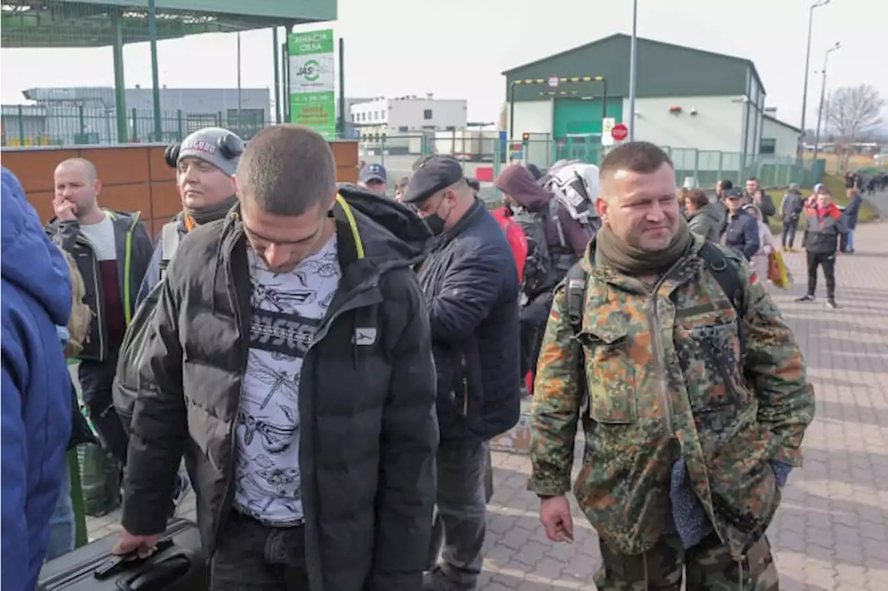 Ukrainians return from abroad to fight Russian invasion