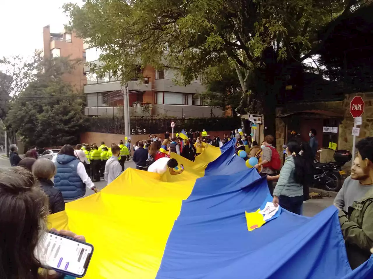 Frente a la embajada rusa en Colombia, ucranianos protestan en contra de Vladímir Putin y la guerra