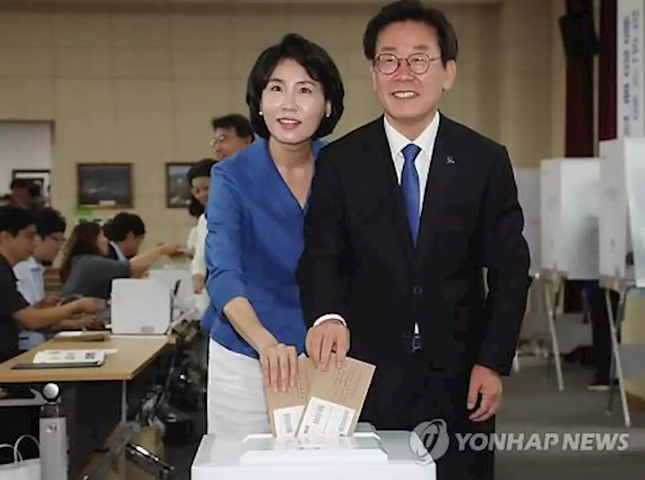 李·尹, 3월4일 사전투표 첫날 나란히 투표…배우자 동행 관심 | 연합뉴스