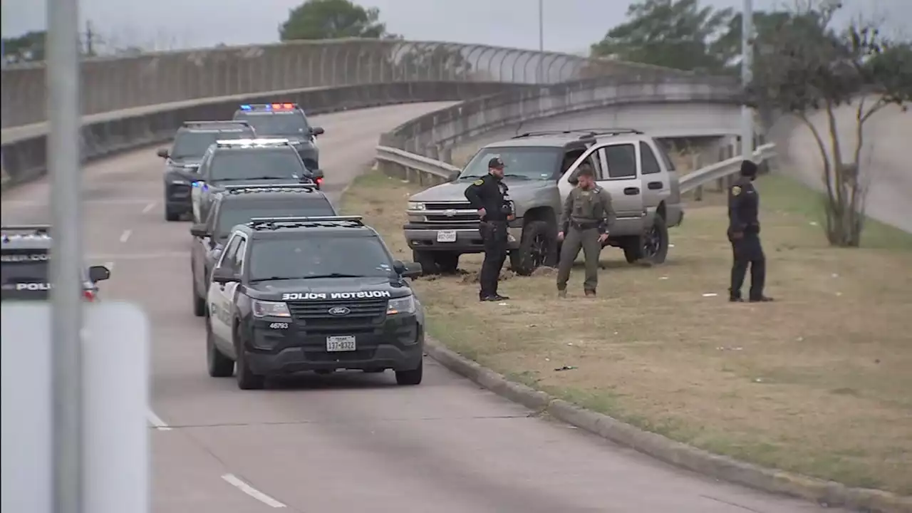 Suspect shot by HPD after carjacking 19-year-old and pursuing chase, police say