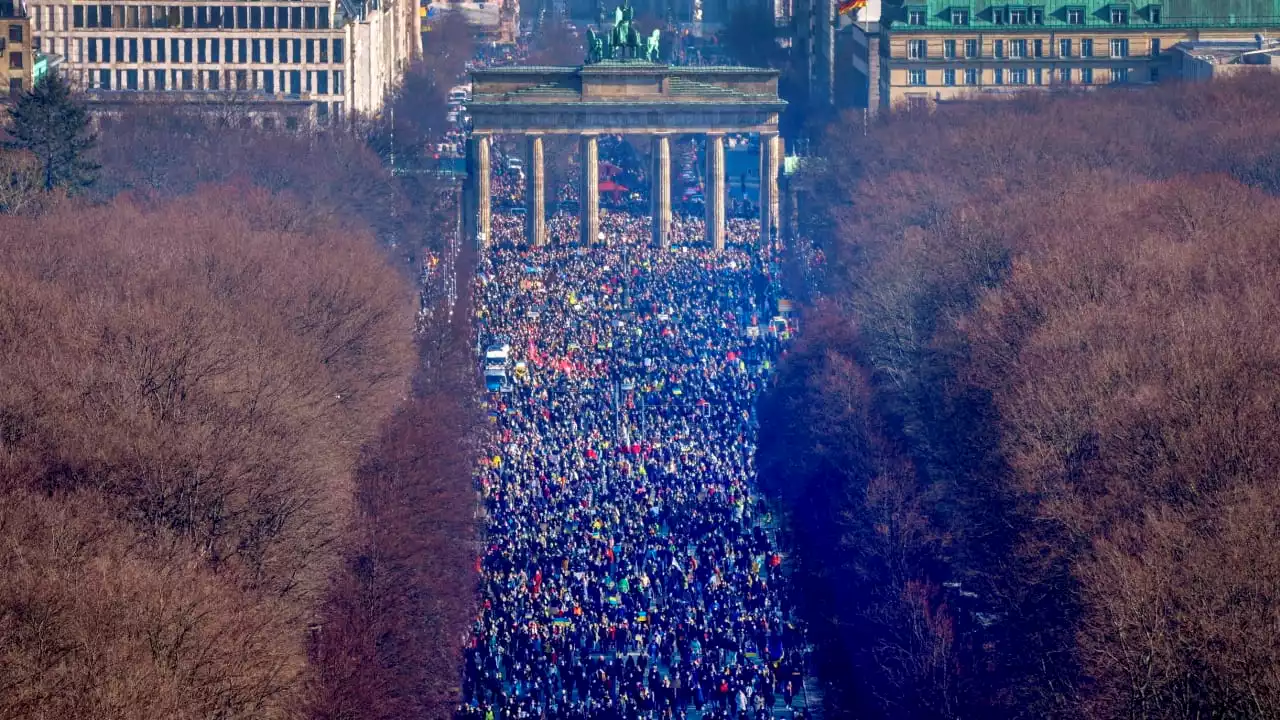 Ukraine, wir stehen Euch bei: Stars zeigen Flagge gegen Putin