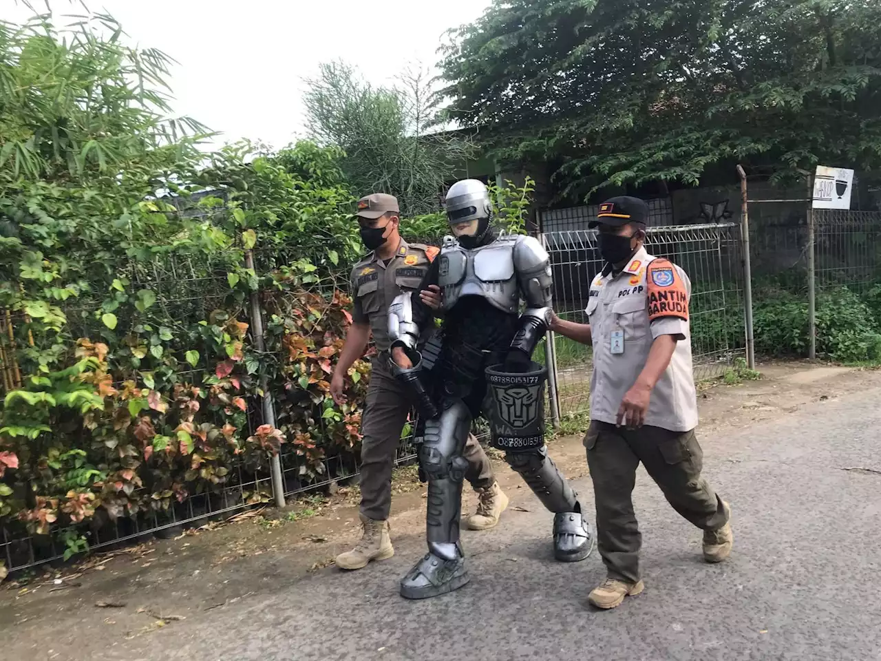 Kocak, Seorang Pengamen Berkostum RoboCop Diamankan Satpol PP Kota Depok