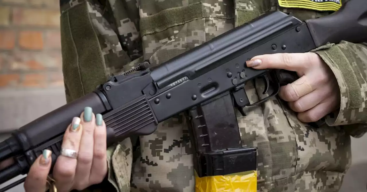 In picture with a gun, former Miss Ukraine vows to stand with her country