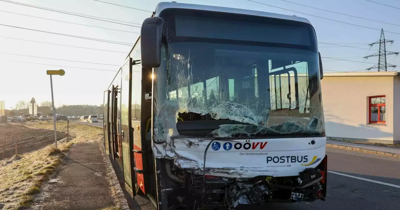 Sieben Verletzte bei Schulbus-Unfall im Innviertel