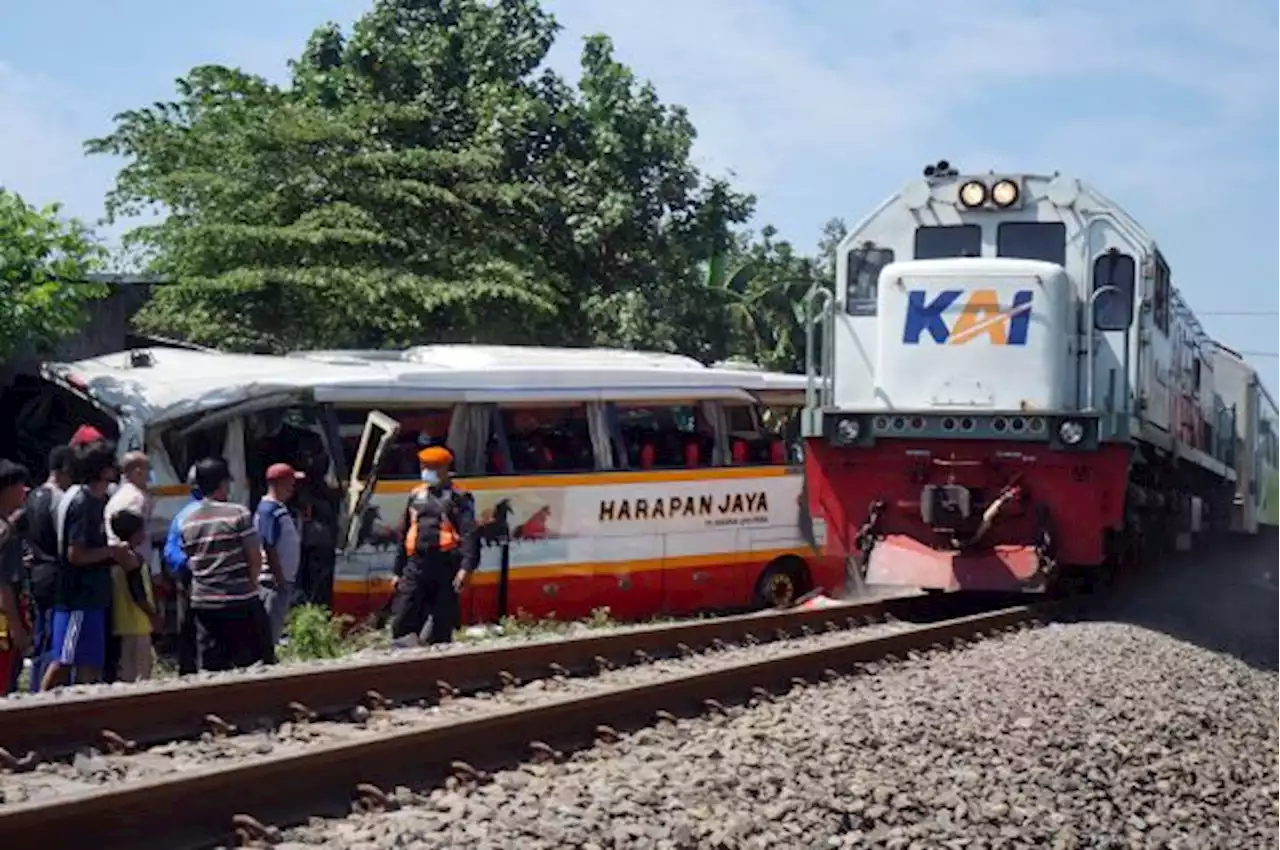 Kereta Tabrak Bus di Perlintasan Liar, Ini Kata KAI