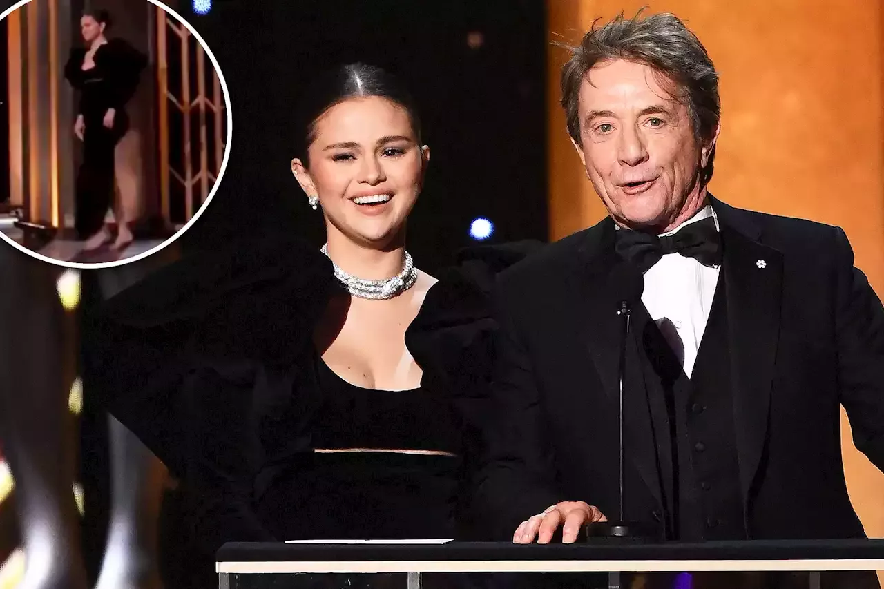 Selena Gomez presents SAG 2022 award barefoot with Martin Short