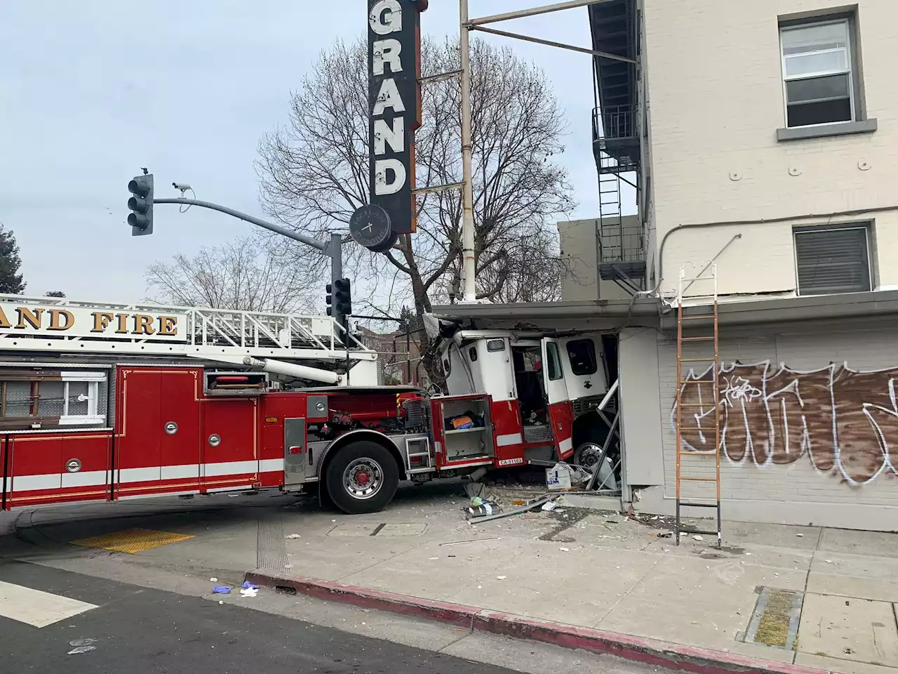 Oakland Fire Department truck crashes into building to avoid car