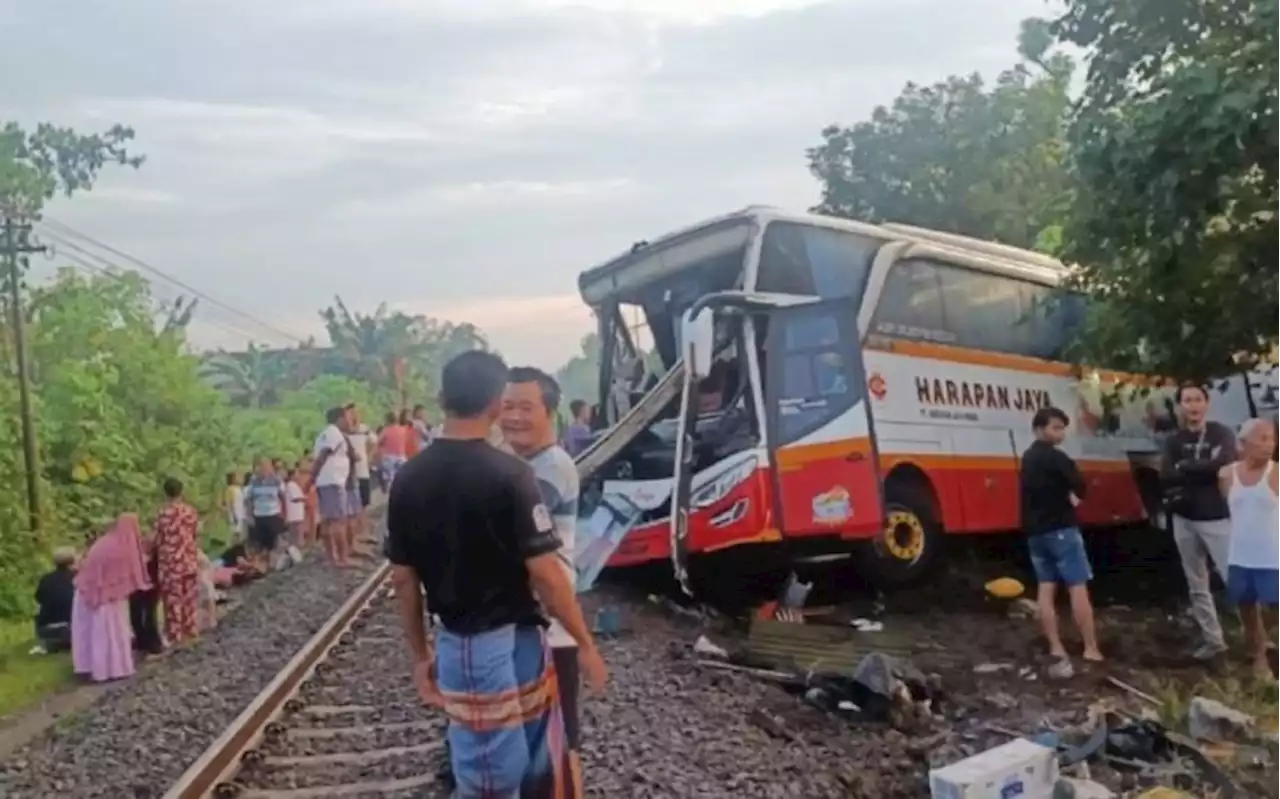 Penampakan Bus Pariwisata Harapan Jaya usai Dihantam KA Dhoho 4 Orang Tewas