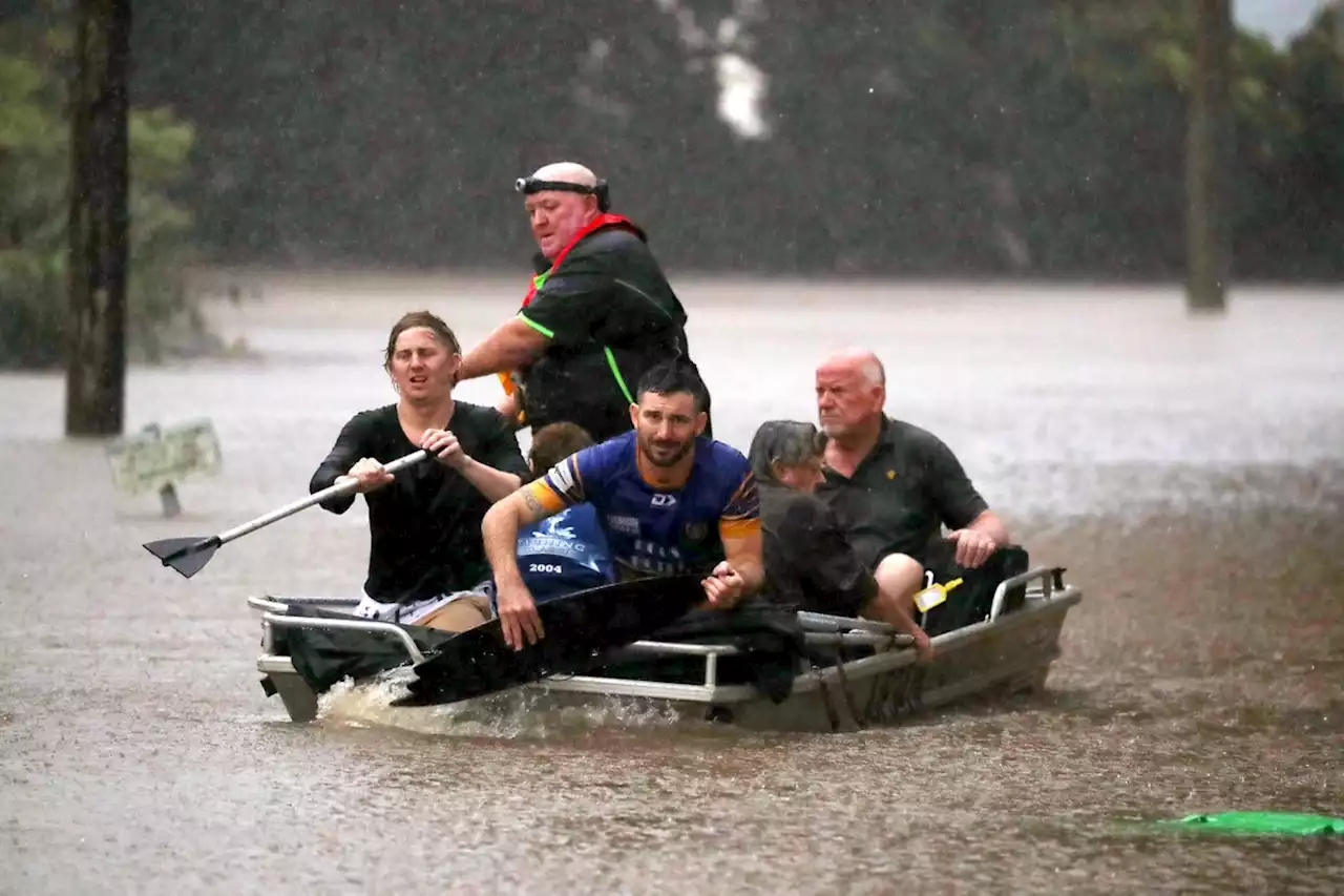 Eight killed as heavy rain brings flooding to Brisbane and Gold Coast