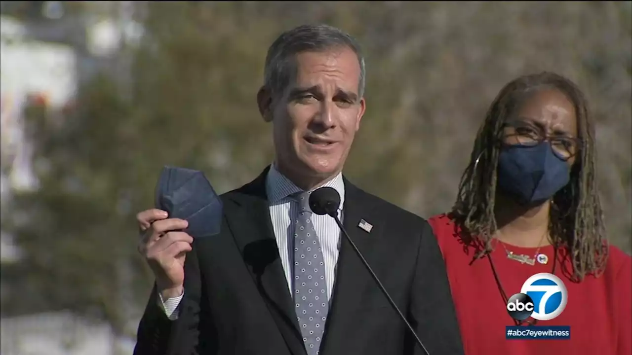 LA mayor said he held breath during photo with Magic Johnson, SF mayor: '0% chance of infection'