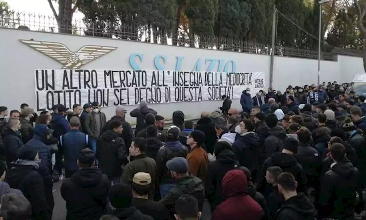 Lazio, esplode la contestazione dei tifosi a Formello: in 300 contro Tare e Lotito per il mercato, FOTO e VIDEO