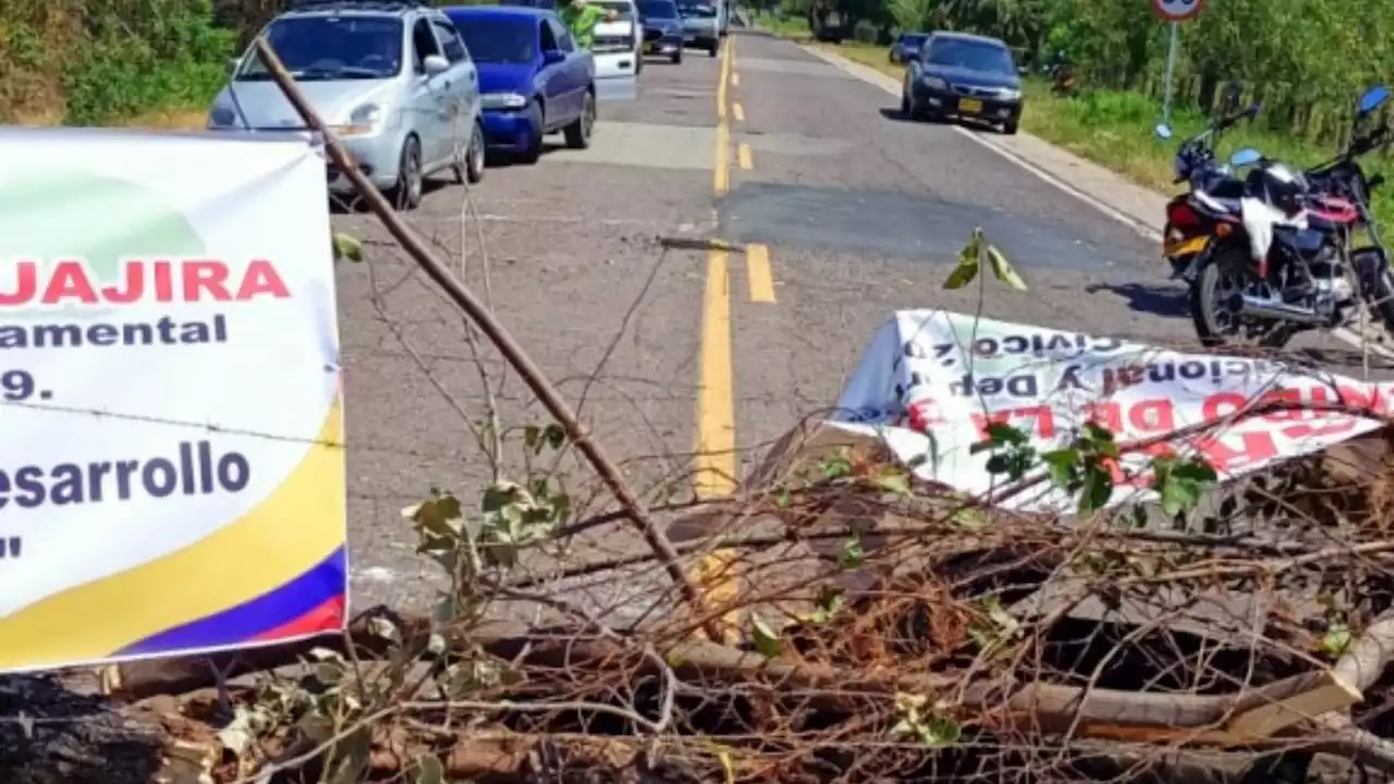 Comerciantes de gasolina bloquean carretera que une La Guajira con Cesar