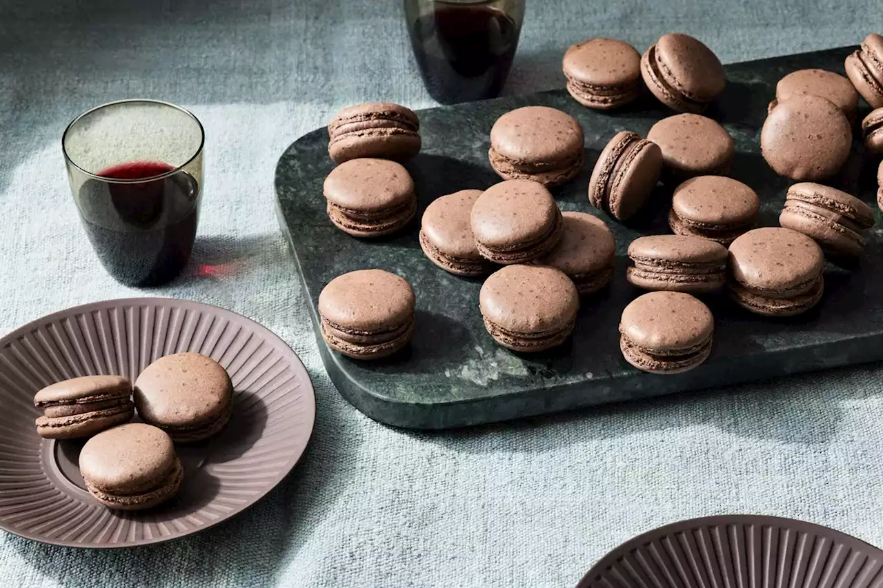 Macarons & Macaroons Are One Typo Away From Being the Same Cookie