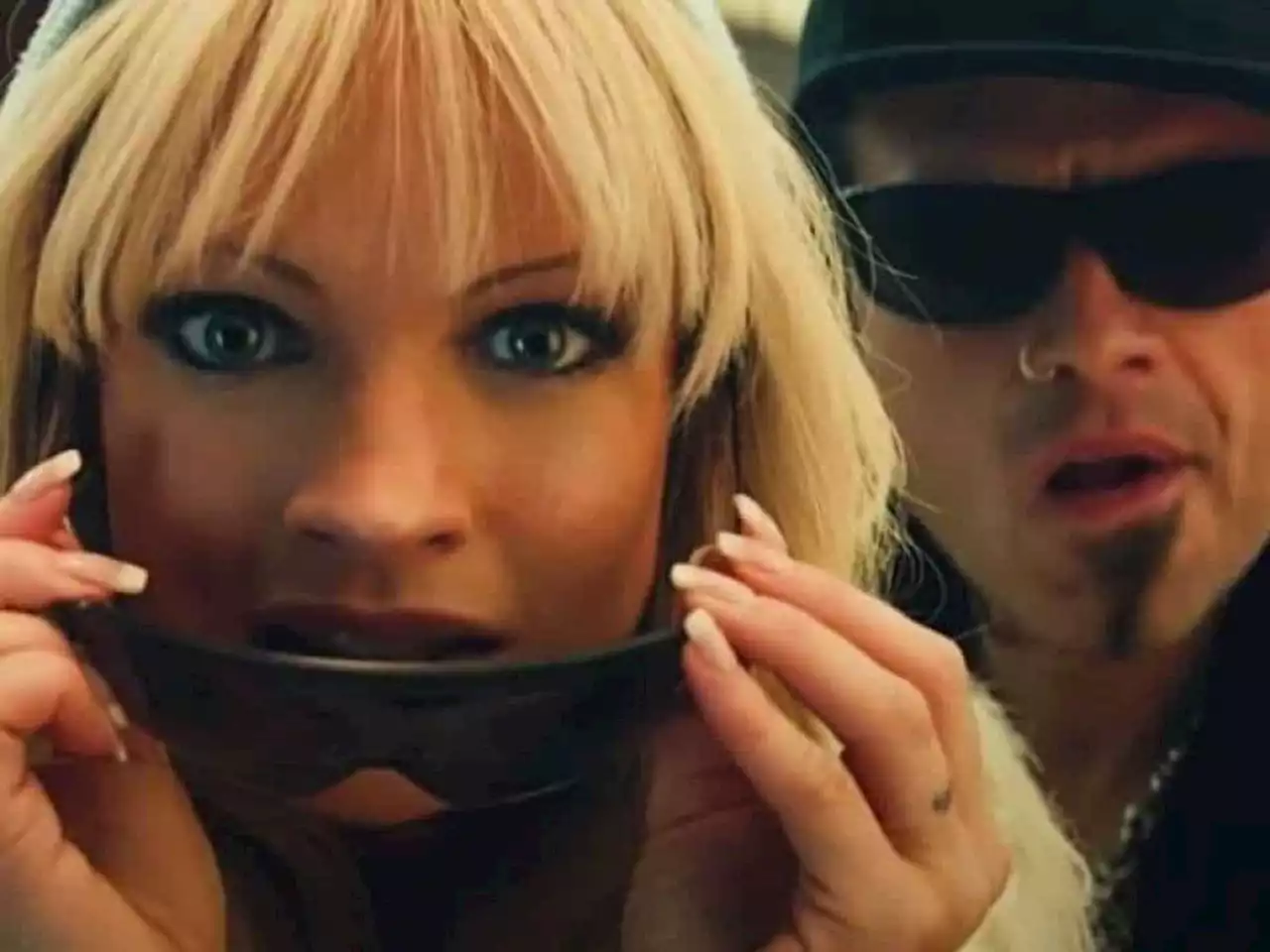 Pam & Tommy, così è stato diffuso il video hot di Pamela Anderson