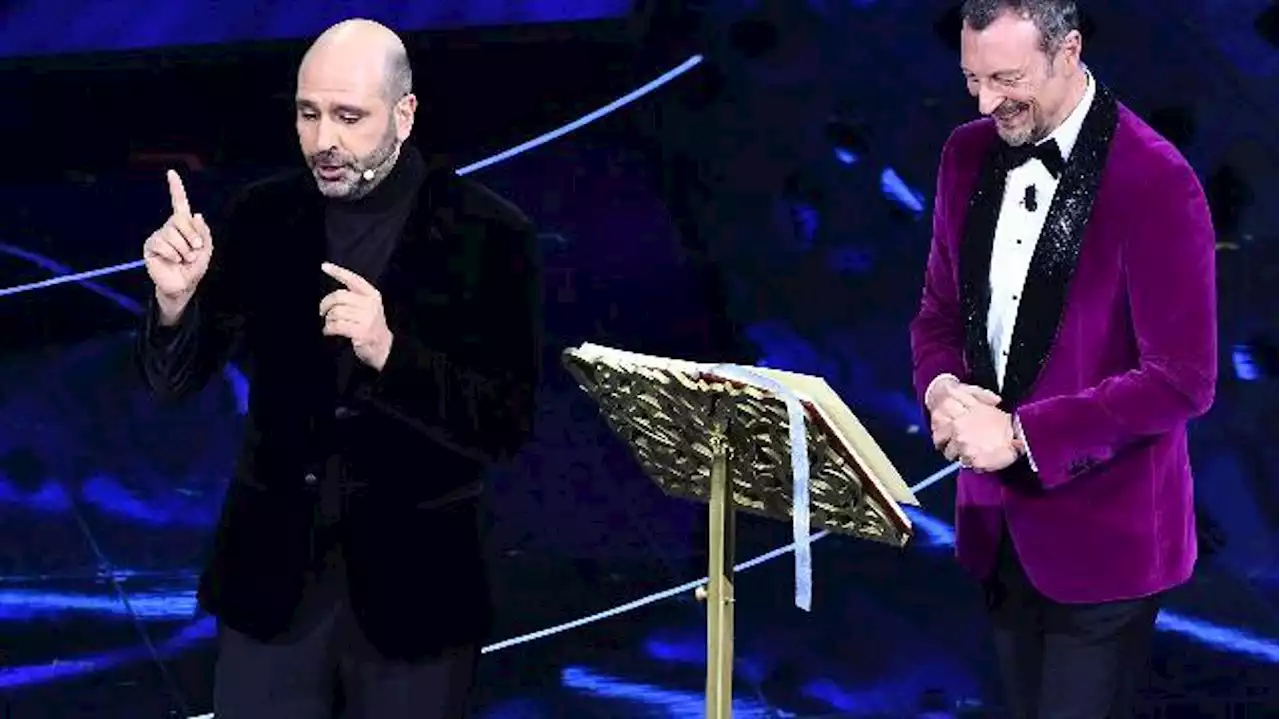 Sanremo 2022, la fiaba di Checco Zalone contro l'omofobia divide i social: 'Geniale'. 'Non fa ridere'