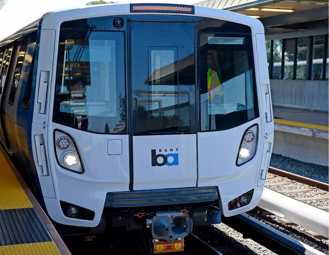 Major delay on BART after tree branch hits train