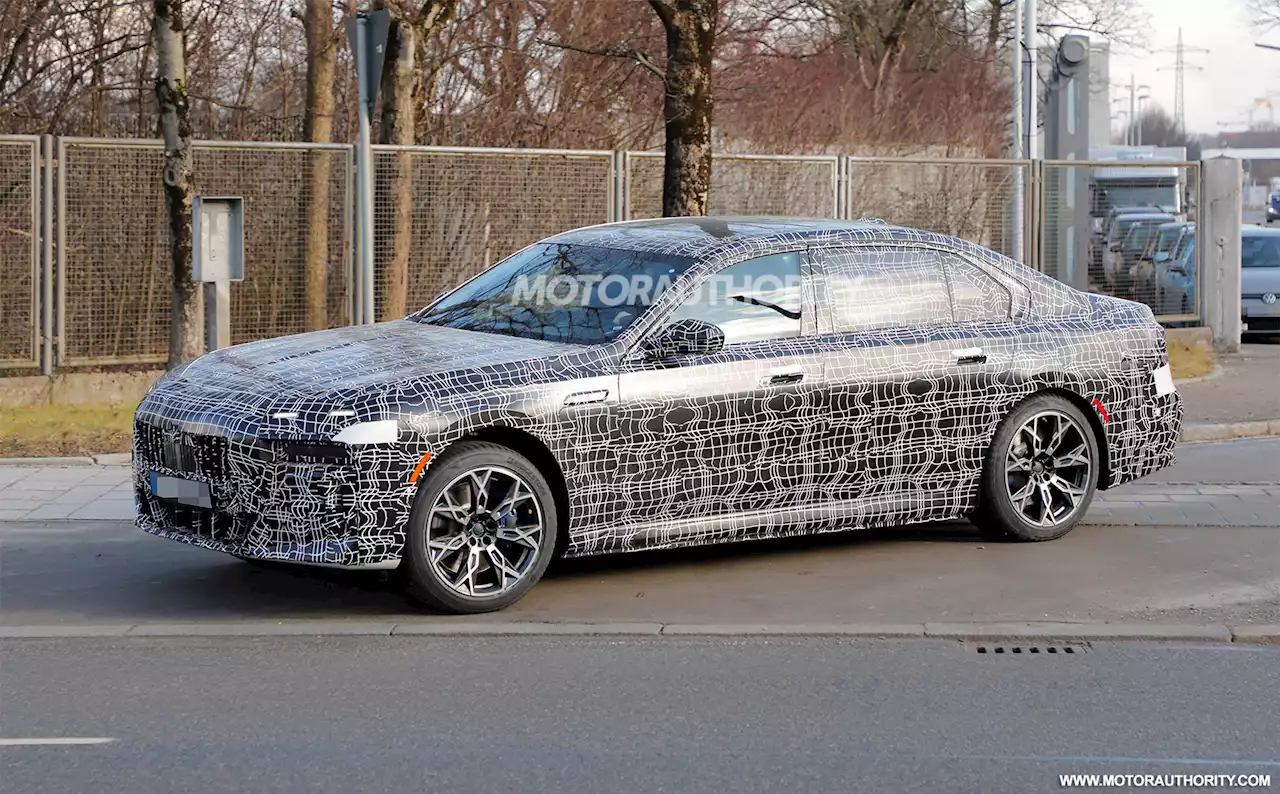 2023 BMW 7-Series spy shots and video: Redesigned flagship sedan takes shape