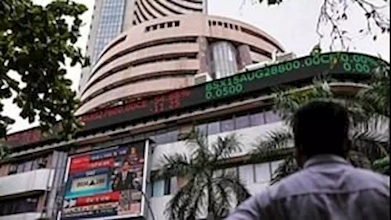 Stock Market: बाजार की तेजी पर ब्रेक, सेंसेक्स 770 अंक टूटा, IT शेयरों की पिटाई