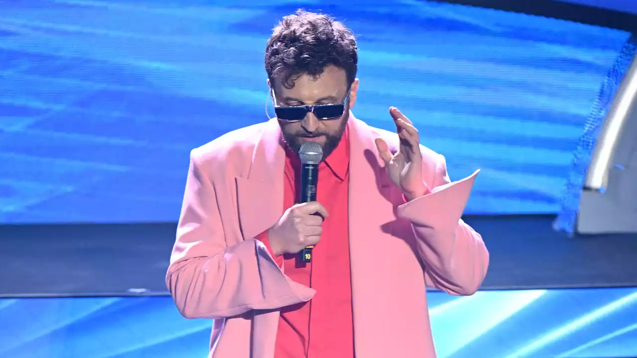 Sanremo 2022: i look di Dargen D'Amico firmati dai designer di nuova generazione