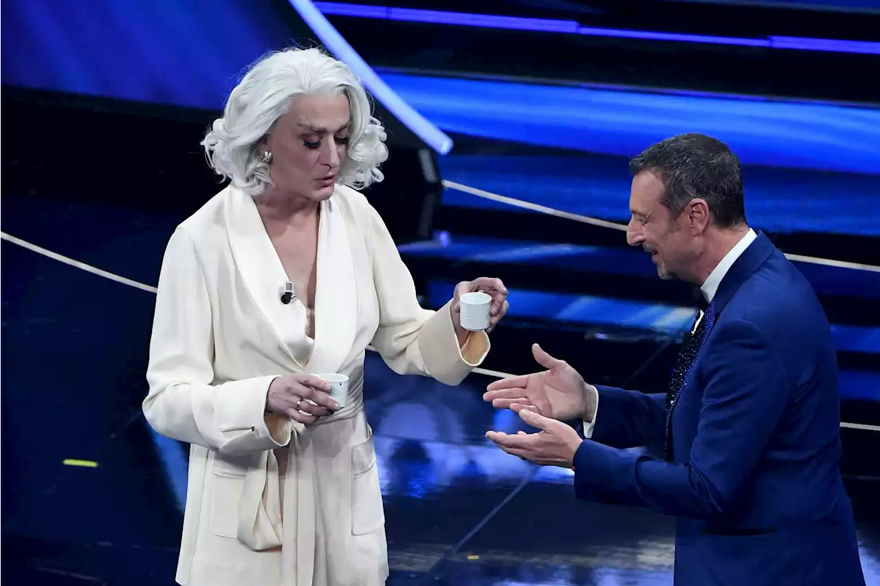 Sanremo 2022, Drusilla Foer incanta il pubblico: 'Conduca il Festival'