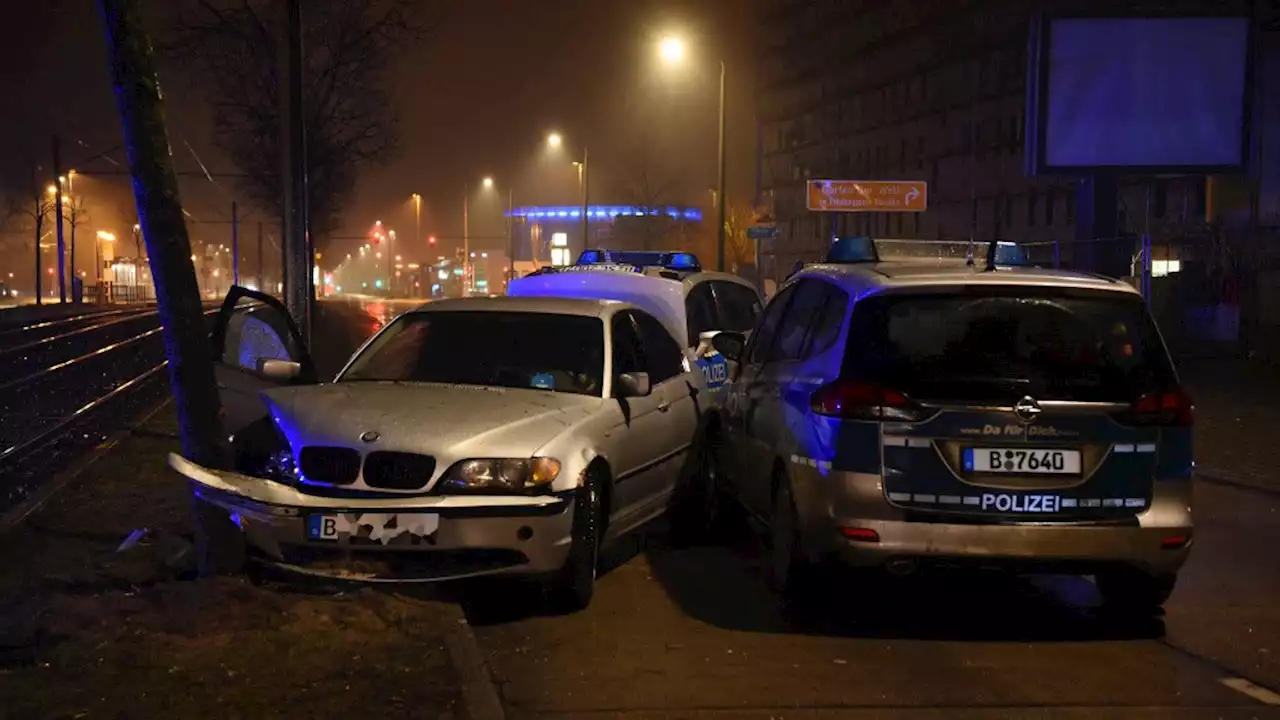 Baum-Crash! Lebensgefährliche Raser-Flucht endet mit Festnahme