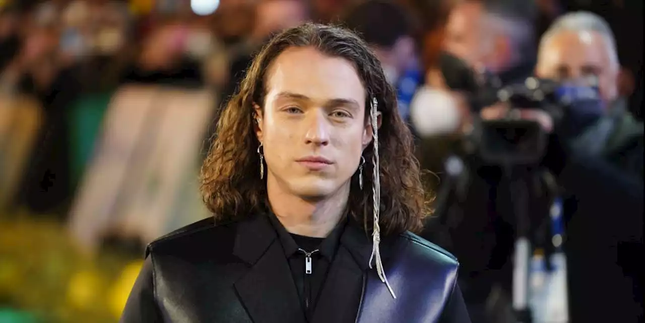 Gli accessori per capelli boho di Irama ci trasportano da Sanremo 2022 al Coachella