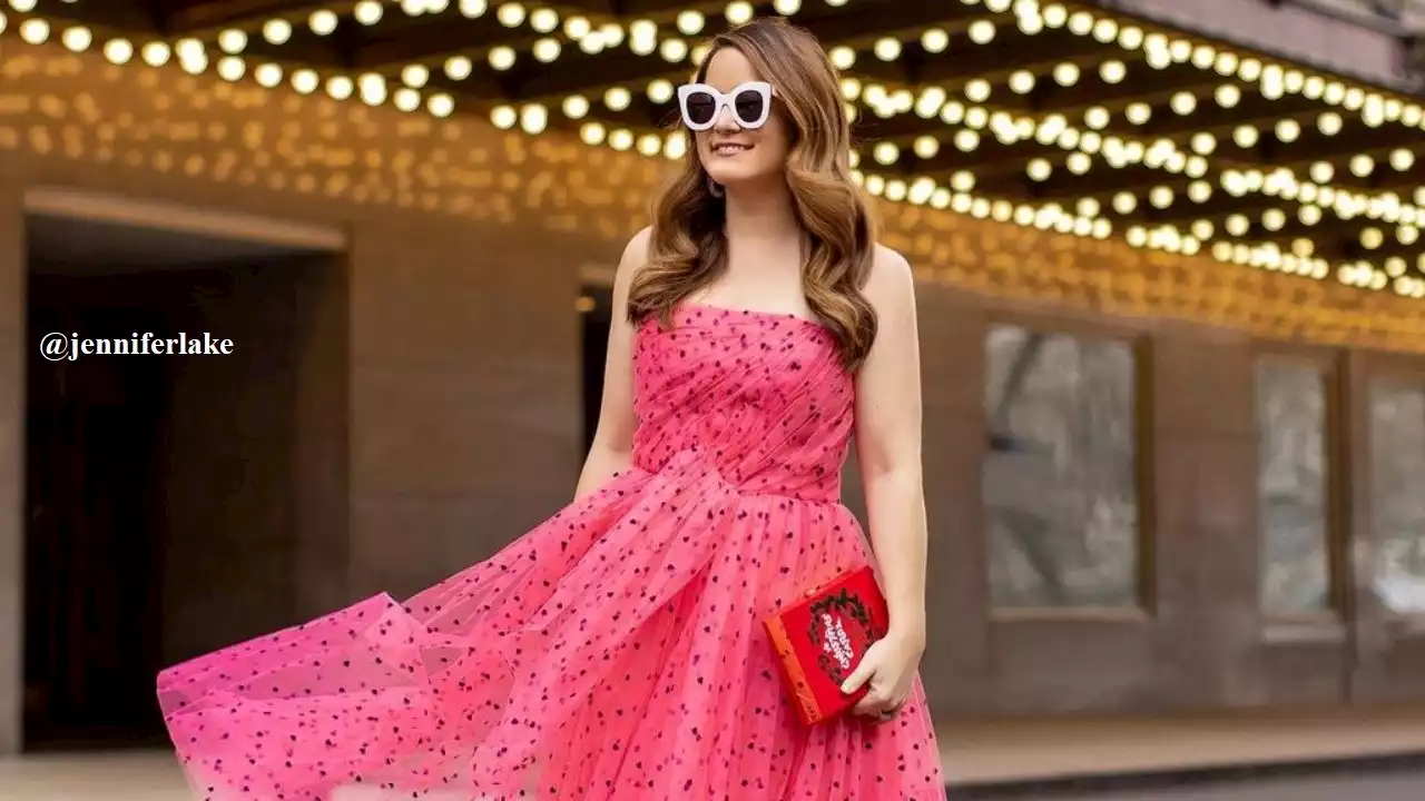 Take Your Valentine’s Day Game To The Next Level With These Sexy Valentine’s Day Dresses | Fashionisers©