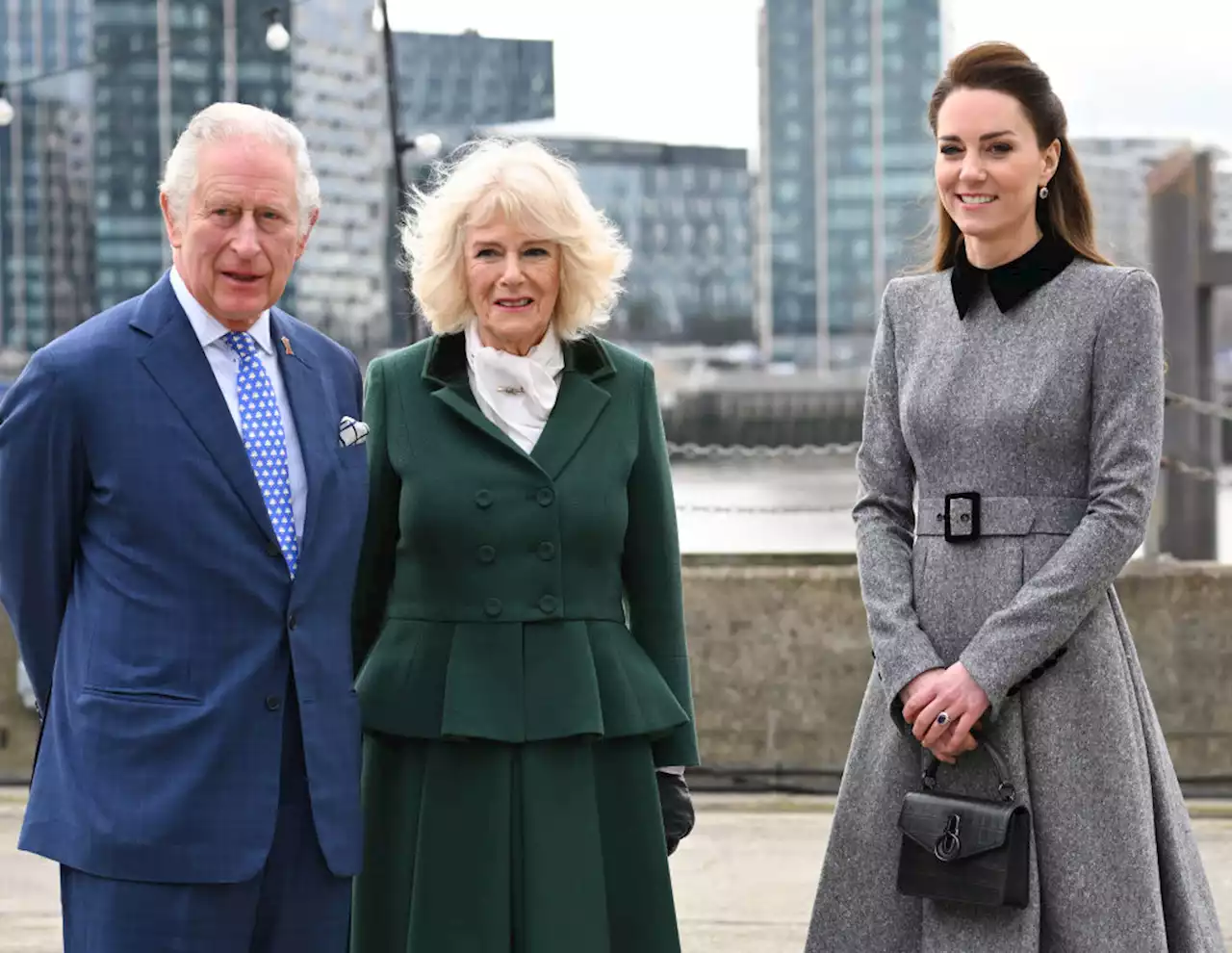 Kate Middleton: il suo modo di tenere la borsa si chiama 'Cambridge Carry' - iO Donna