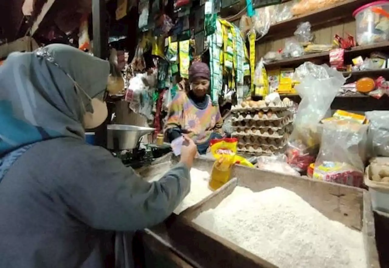 Minyak Goreng Langka di Sejumlah Pasar di Surabaya