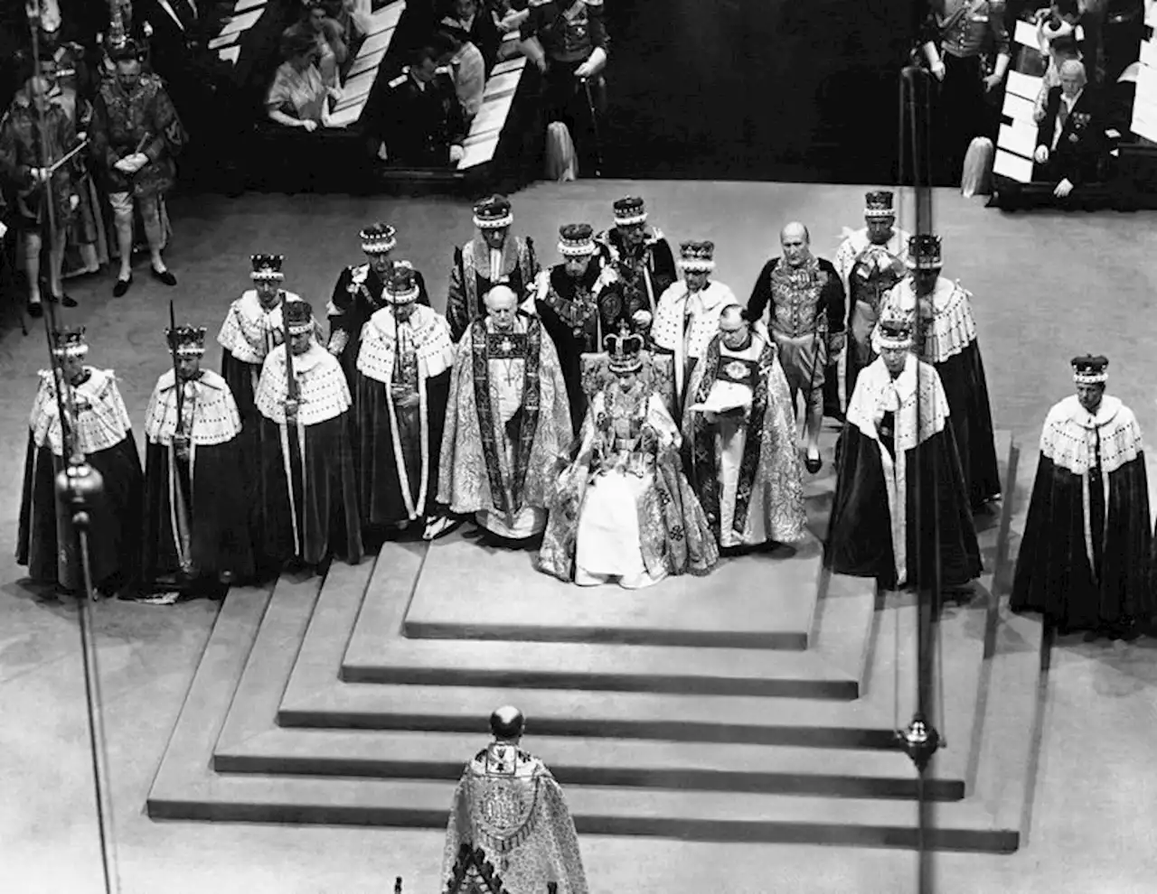 Momentos históricos que marcaron los 70 años de reinado de Isabel II