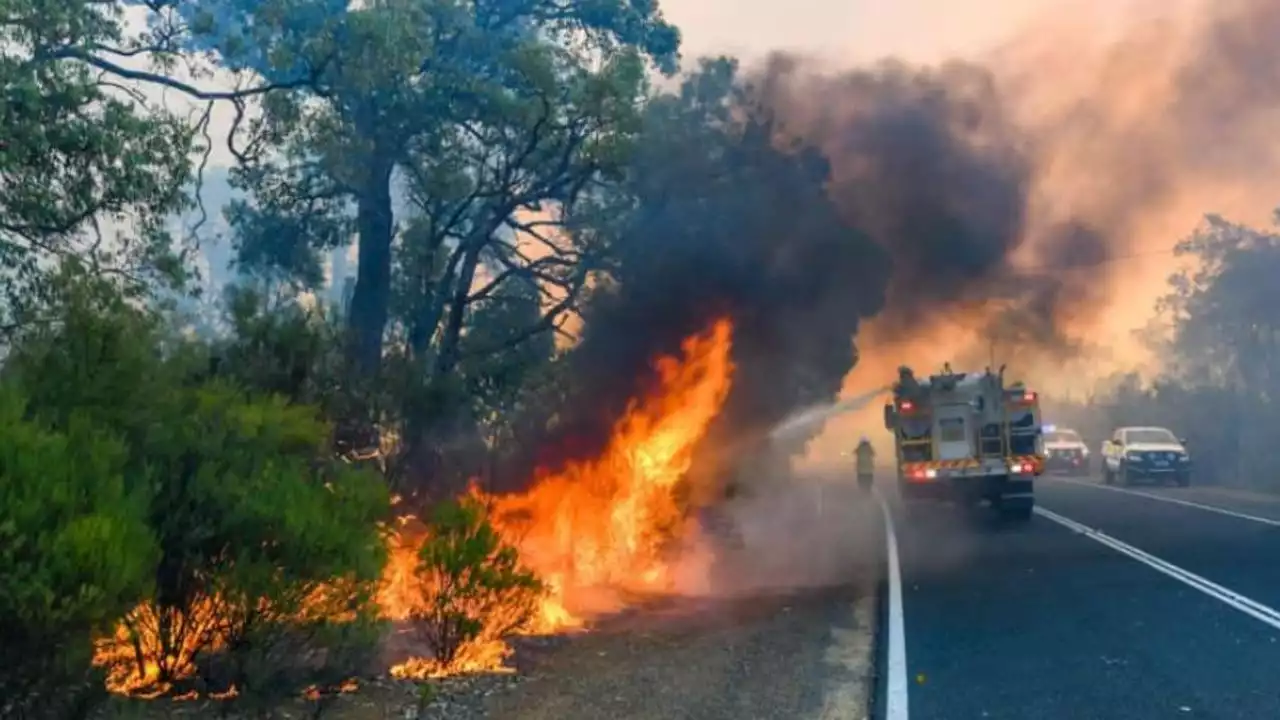 Bushfire threatens lives and homes in tourist region