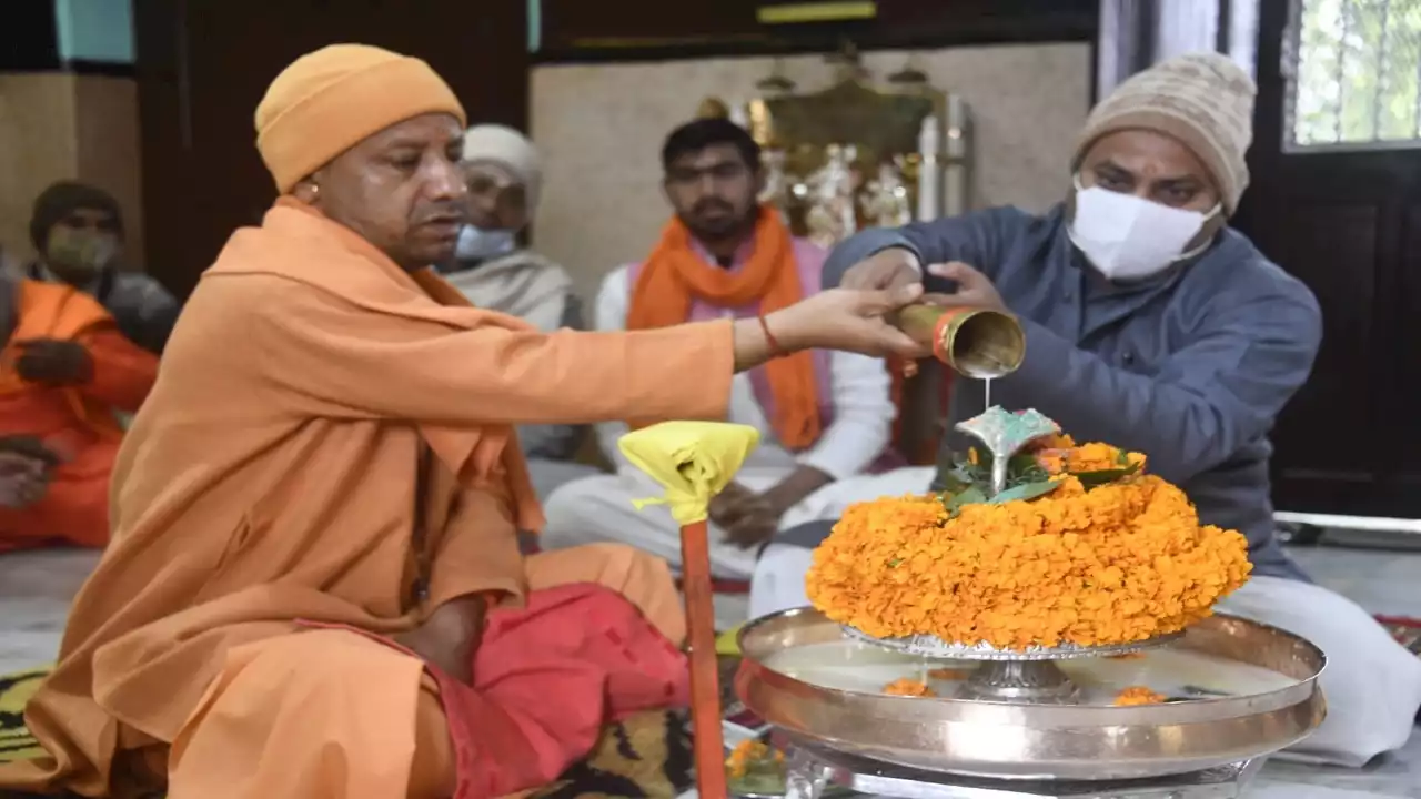 नामांकन से पहले मुख्यमंत्री योगी ने मंदिर में किया पूजा-पाठ