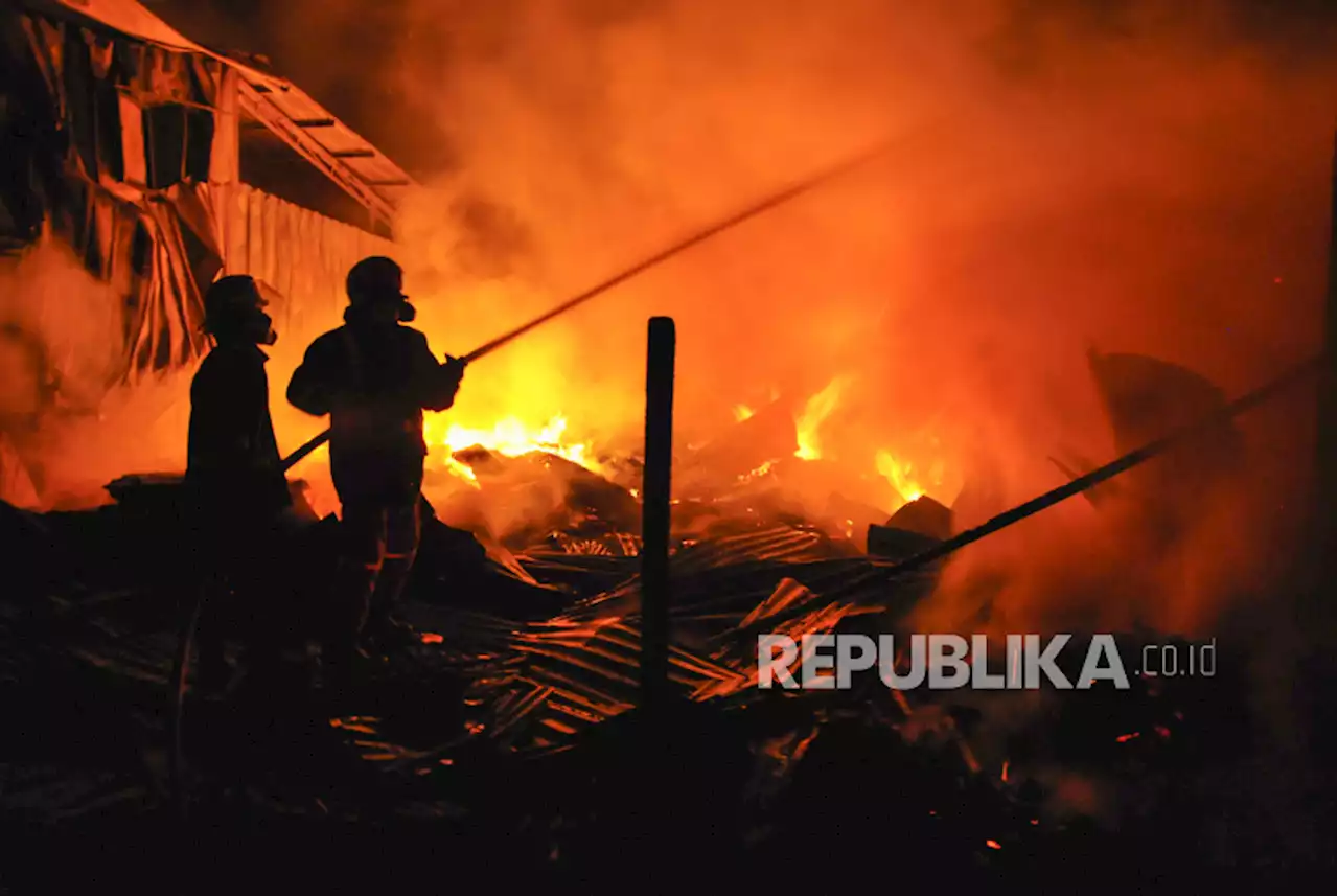 Lapak Rongsok Terbakar di Pondok Cabe, Tiga KK Terdampak |Republika Online