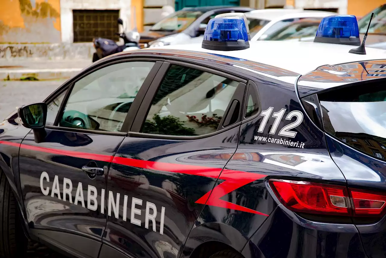 Milano, bruciano porta di casa con dentro disabile: arrestati