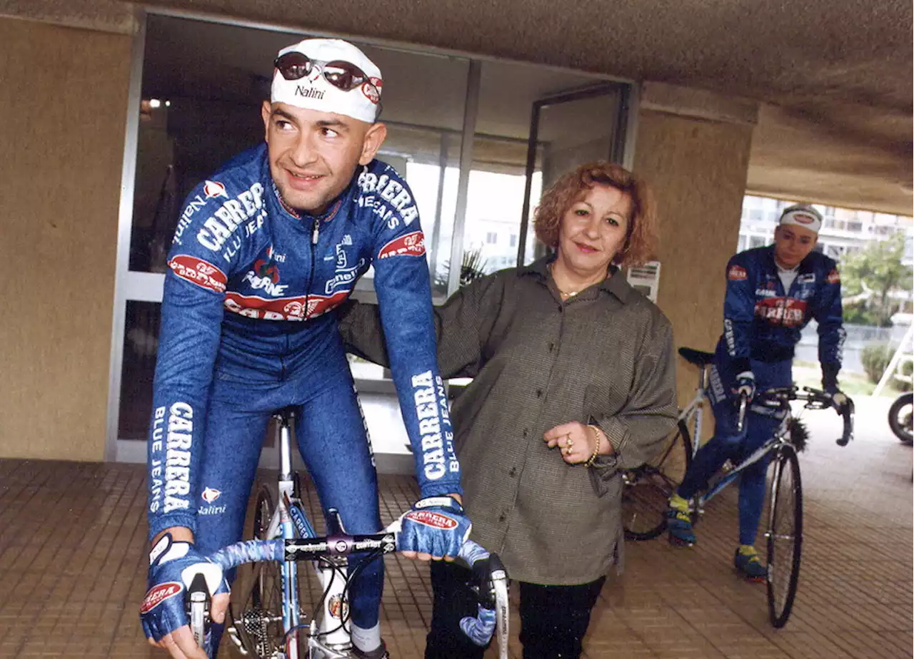 Ciclismo, la mamma di Pantani: &quot;Era con due escort prima di morire&quot;