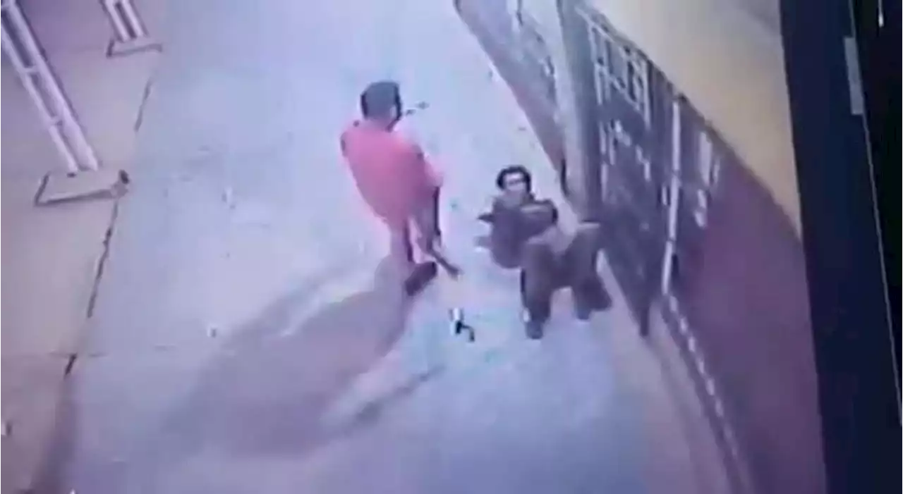 Un comerciante le dio una feroz paliza a un ladrón que intentó ingresar a su local para robar