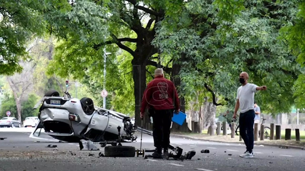 Choque y vuelco en la avenida Figueroa Alcorta: hay dos heridos