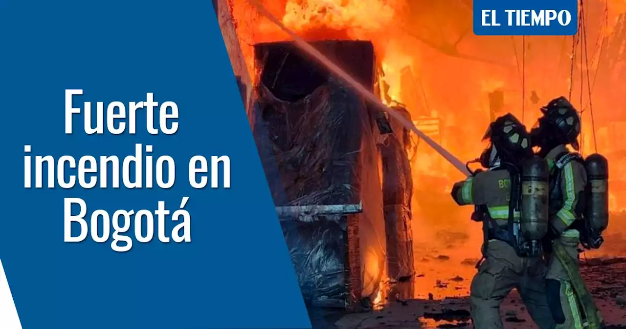 Bomberos controlan grave incendio en una bodega de la zona industrial